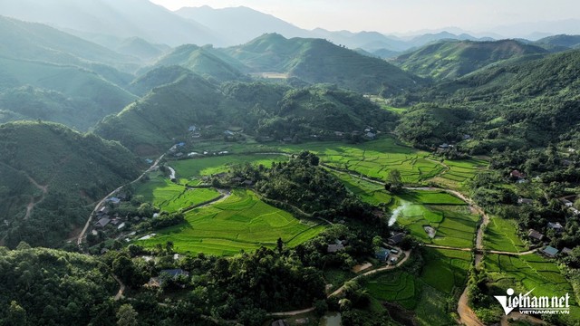 Ngày thứ 3 tìm kiếm nạn nhân ở Làng Nủ: Thêm 3 mẹ con mất liên lạc nhiều ngày đã an toàn trở về; Khẩn cấp thu quân khi nước thượng nguồn lại đổ về- Ảnh 1.