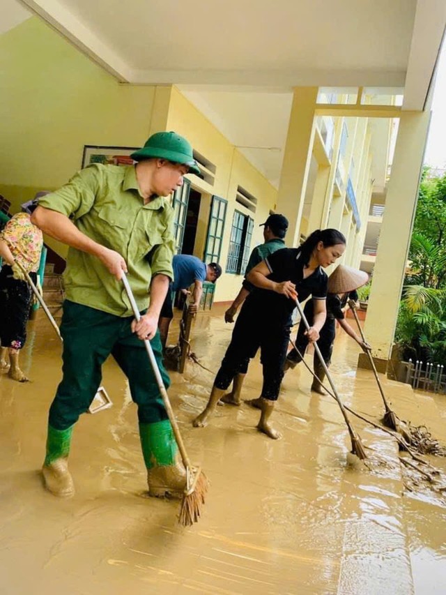 Ngày thứ 3 tìm kiếm nạn nhân ở Làng Nủ: Thêm 3 mẹ con mất liên lạc nhiều ngày đã an toàn trở về; Khẩn cấp thu quân khi nước thượng nguồn lại đổ về- Ảnh 9.