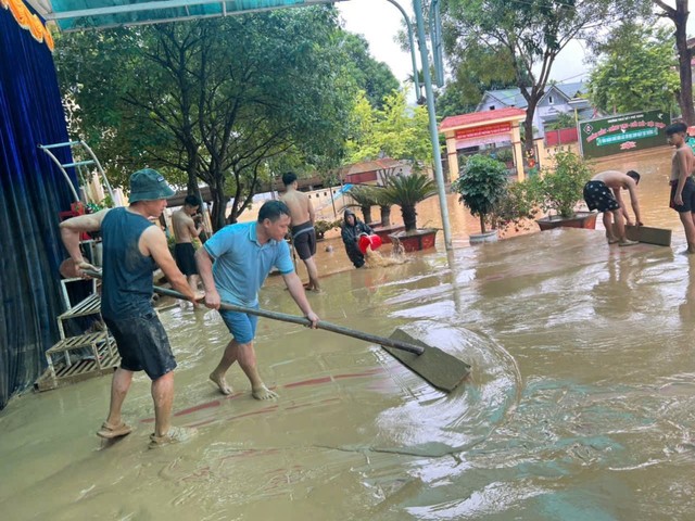 Ngày thứ 3 tìm kiếm nạn nhân ở Làng Nủ: Thêm 3 mẹ con mất liên lạc nhiều ngày đã an toàn trở về; Khẩn cấp thu quân khi nước thượng nguồn lại đổ về- Ảnh 4.