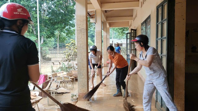 Ngày thứ 3 tìm kiếm nạn nhân ở Làng Nủ: Thêm 3 mẹ con mất liên lạc nhiều ngày đã an toàn trở về; Khẩn cấp thu quân khi nước thượng nguồn lại đổ về- Ảnh 11.