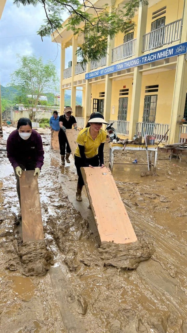 Ngày thứ 3 tìm kiếm nạn nhân ở Làng Nủ: Thêm 3 mẹ con mất liên lạc nhiều ngày đã an toàn trở về; Khẩn cấp thu quân khi nước thượng nguồn lại đổ về- Ảnh 7.