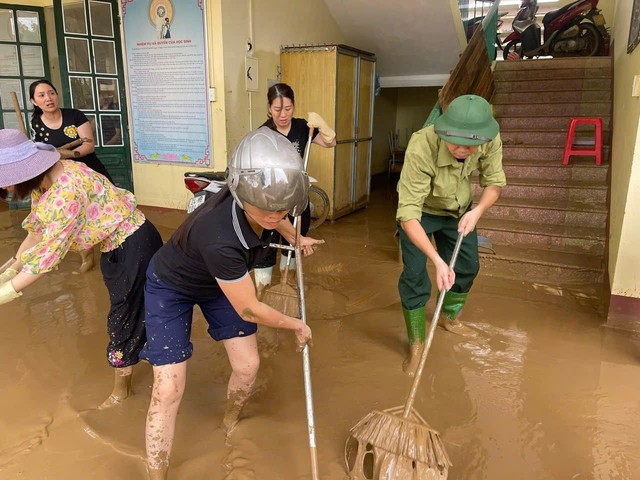 Ngày thứ 3 tìm kiếm nạn nhân ở Làng Nủ: Thêm 3 mẹ con mất liên lạc nhiều ngày đã an toàn trở về; Khẩn cấp thu quân khi nước thượng nguồn lại đổ về- Ảnh 8.