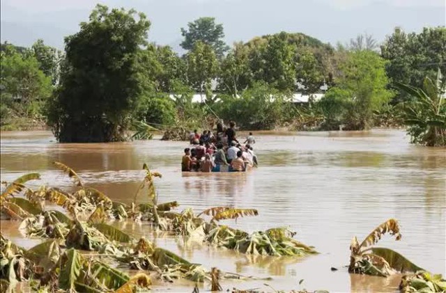 Hơn 100 người ngộ độc sau khi tiêu thụ thực phẩm cứu trợ lũ lụt ở Myanmar- Ảnh 1.