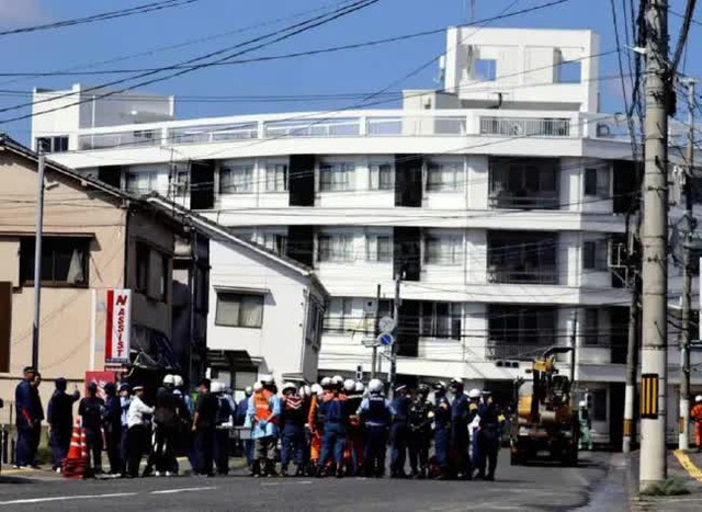 Xuất hiện hố sụt lún khổng lồ tại Hiroshima (Nhật Bản), 8 tòa nhà bị nghiêng- Ảnh 1.