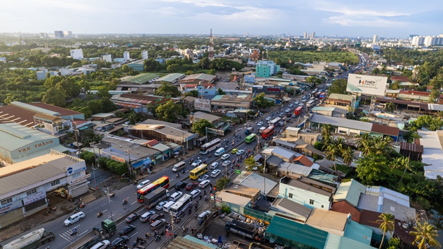 Cửa ngõ miền Tây “tê liệt”, hàng nghìn phương tiện chôn chân nhiều giờ đồng hồ vẫn chưa thể vào TP.HCM- Ảnh 10.