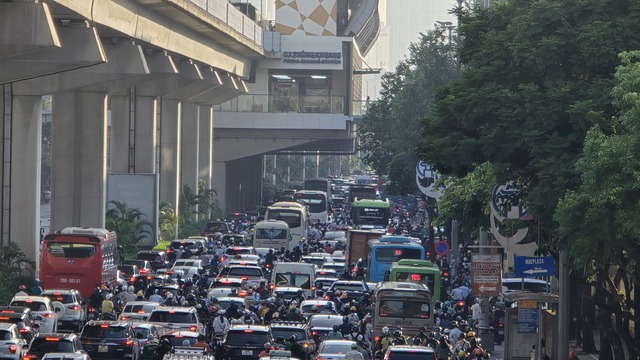 Ngày đầu tiên đi làm sau kỳ nghỉ lễ: Dòng xe chen cứng không một kẽ hở, người dân "chôn chân" trong nắng nóng- Ảnh 1.