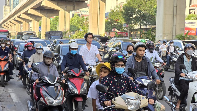 Ngày đầu tiên đi làm sau kỳ nghỉ lễ: Dòng xe chen cứng không một kẽ hở, người dân "chôn chân" trong nắng nóng- Ảnh 11.