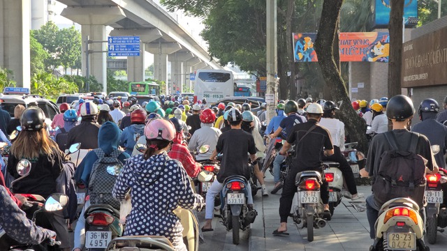 Ngày đầu tiên đi làm sau kỳ nghỉ lễ: Dòng xe chen cứng không một kẽ hở, người dân "chôn chân" trong nắng nóng- Ảnh 6.