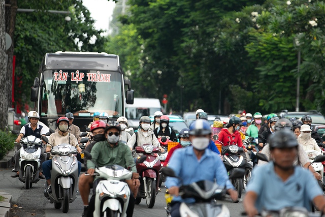 Ngày đầu tiên đi làm sau kỳ nghỉ lễ: Dòng xe chen cứng không một kẽ hở, người dân "chôn chân" trong nắng nóng- Ảnh 18.