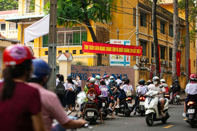 Ngày đầu tiên đi làm sau kỳ nghỉ lễ: Dòng xe chen cứng không một kẽ hở, người dân "chôn chân" trong nắng nóng- Ảnh 22.