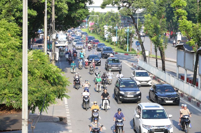 Ngày đầu tiên đi làm sau kỳ nghỉ lễ: Dòng xe chen cứng không một kẽ hở, người dân "chôn chân" trong nắng nóng- Ảnh 16.