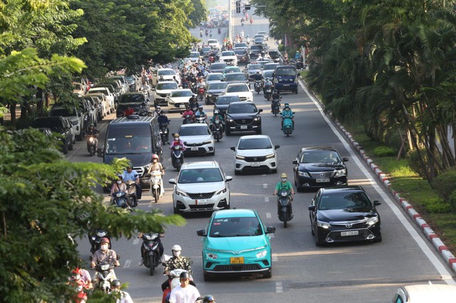 Ngày đầu tiên đi làm sau kỳ nghỉ lễ: Dòng xe chen cứng không một kẽ hở, người dân "chôn chân" trong nắng nóng- Ảnh 15.