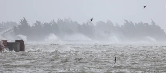 Những hình ảnh không tưởng khi siêu bão Yagi quần thảo Trung Quốc: Người bị thổi bay, toàn bộ cửa kính 