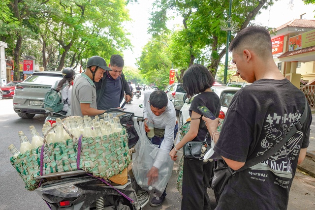 Chú bán sữa đậu được cả MXH săn đón: Ngày 300-400 người gọi điện, dân tình lặn lội từ Hưng Yên tới Hà Nội tìm mua- Ảnh 5.