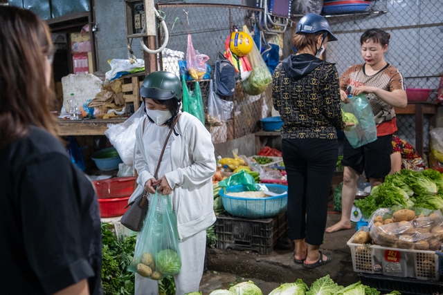 Ứng phó siêu bão Yagi, người Hà Nội đổ xô đi siêu thị và chợ để tích trữ thực phẩm- Ảnh 4.