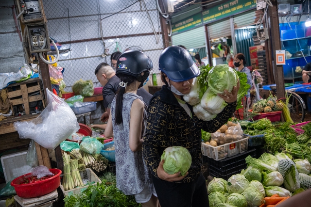 Ứng phó siêu bão Yagi, người Hà Nội đổ xô đi siêu thị và chợ để tích trữ thực phẩm- Ảnh 1.