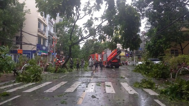 Những hình ảnh tan hoang trên các tuyến phố Hà Nội được ghi nhận ngay lúc này: Bão số 3 quá khủng khiếp!- Ảnh 15.