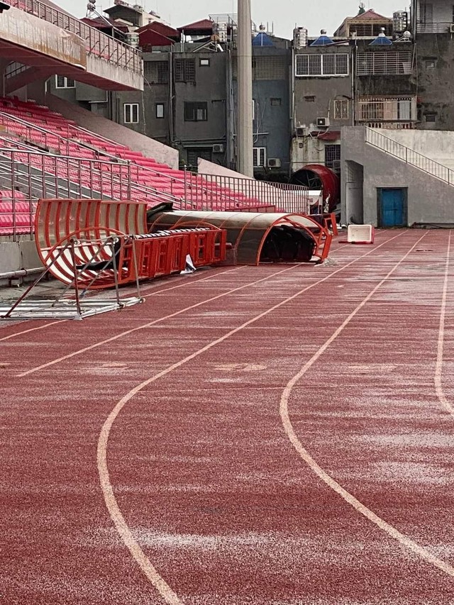 Cầu thủ tuyển Nga ngẩn ngơ nhìn bão Yagi cuồng phong khủng khiếp ở Hà Nội, chuẩn bị về nước giữa cơn bão- Ảnh 5.