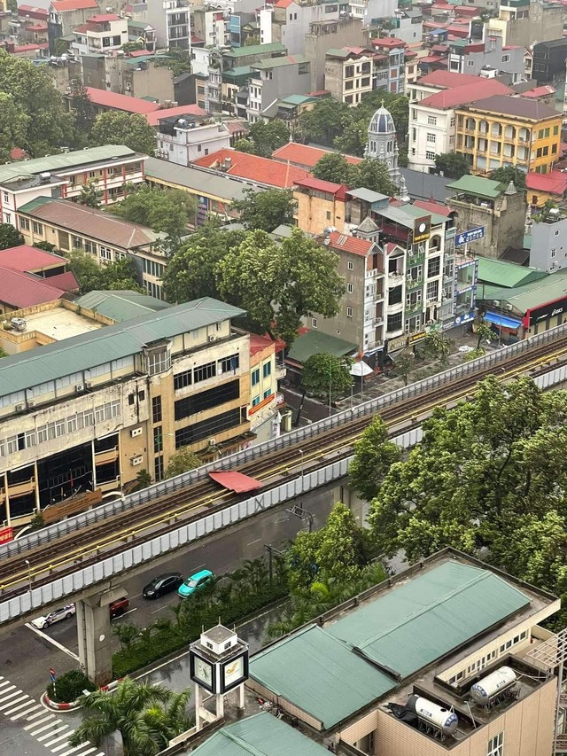 Toàn cảnh Hà Nội ngay trước khi bão YAGI đổ bộ: Hàng loạt cây xanh bật gốc chắn ngang đường, nhiều bảng biển bị hất tung- Ảnh 10.