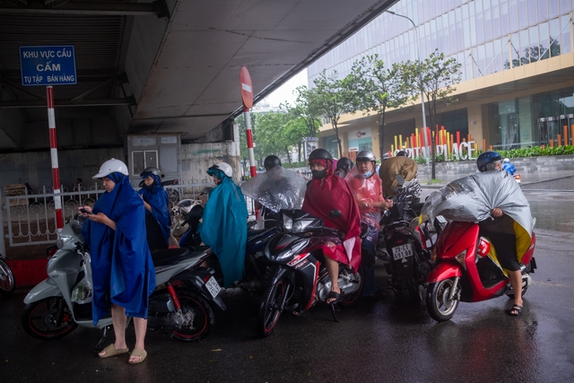 Hà Nội bắt đầu gió giật cực mạnh kèm mưa lớn do bão YAGI, người dân gồng mình lái xe về nhà- Ảnh 1.