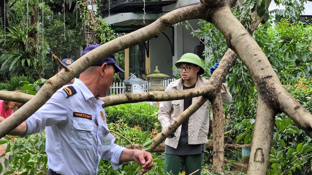 Xuân Bắc cùng 2 con trai đi dọn dẹp khu phố sau bão Yagi, Bi Béo "chốt" 1 câu đúng chất "meme"- Ảnh 1.