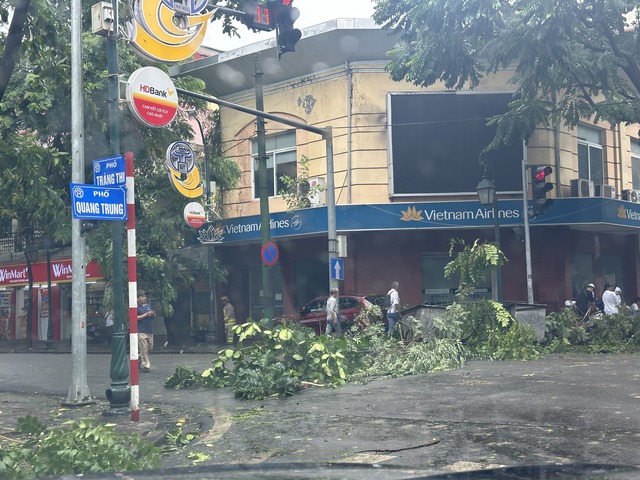 Người dân Hà Nội bàng hoàng trước khung cảnh buổi sáng của Thủ đô sau đêm bão Yagi quần thảo- Ảnh 14.