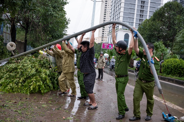 Những giờ phút vất vả ngay khi bão Yagi quét qua: Khẩn trương dọn dẹp, cứu hộ, giải phóng giao thông cho người dân Thủ đô- Ảnh 7.