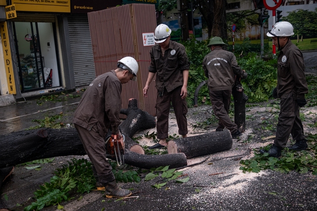 Những giờ phút vất vả ngay khi bão Yagi quét qua: Khẩn trương dọn dẹp, cứu hộ, giải phóng giao thông cho người dân Thủ đô- Ảnh 12.