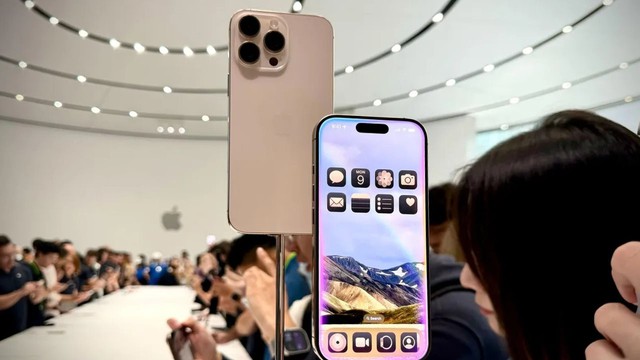 Ảnh thực tế iPhone 16 Pro Max vừa ra mắt- Ảnh 4. Ảnh thực tế iPhone 16 Pro Max vừa ra mắt- Ảnh 4.