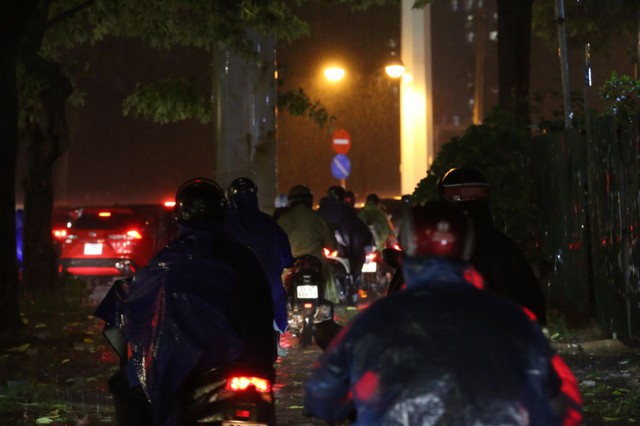 Mưa xối xả, sấm chớp dữ dội, người Hà Nội "đánh vật" giữa biển nước mênh mông để về nhà giờ tan tầm- Ảnh 15.