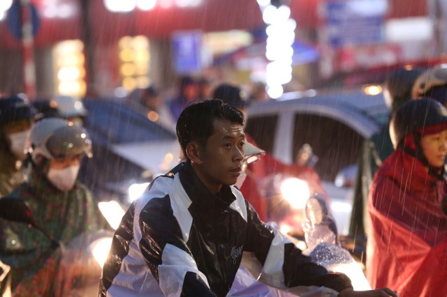 Mưa xối xả, sấm chớp dữ dội, người Hà Nội "đánh vật" giữa biển nước mênh mông để về nhà giờ tan tầm- Ảnh 8.