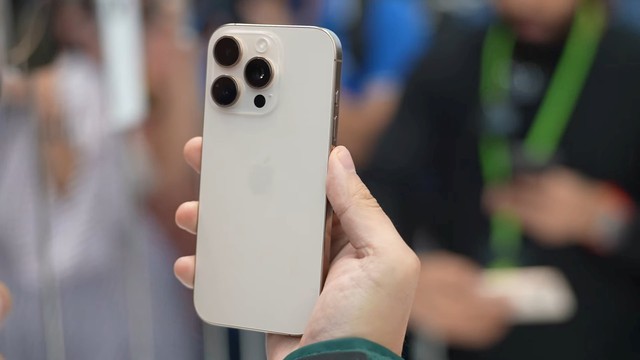 Ảnh thực tế iPhone 16 Pro Max vừa ra mắt- Ảnh 8. Ảnh thực tế iPhone 16 Pro Max vừa ra mắt- Ảnh 8.