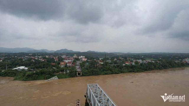 Sập cầu Phong Châu, nhiều phương tiện rơi xuống sông: Đã cứu vớt được 3 người- Ảnh 10.