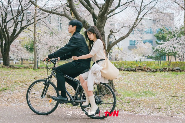 Cặp đôi ngôn tình vướng tin đồn phim giả tình thật, lộ clip tình tứ hơn cả trên phim- Ảnh 1. Cặp đôi ngôn tình vướng tin đồn phim giả tình thật, lộ clip tình tứ hơn cả trên phim- Ảnh 1.