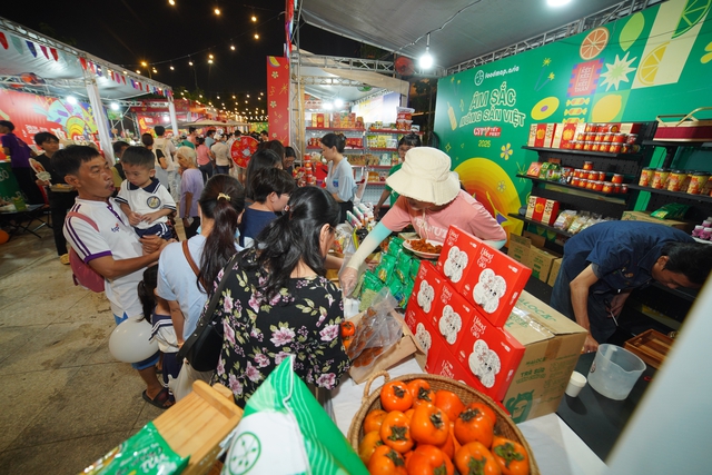 Ăn chơi đ&uacute;ng điệu cuối năm: D&acirc;n t&igrave;nh vi vu từ chợ Tết đến c&aacute;c g&oacute;c ẩm thực tại lễ hội đang hot nhất TP.HCM- Ảnh 5.