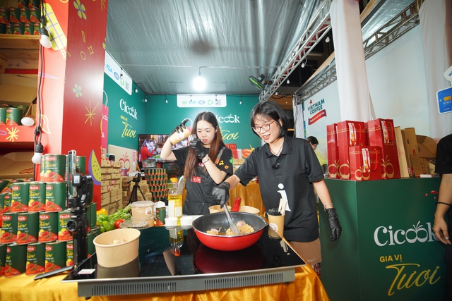 Ăn chơi đ&uacute;ng điệu cuối năm: D&acirc;n t&igrave;nh vi vu từ chợ Tết đến c&aacute;c g&oacute;c ẩm thực tại lễ hội đang hot nhất TP.HCM- Ảnh 6.