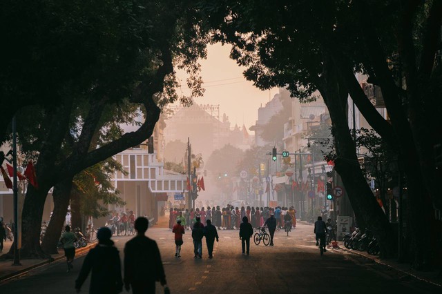 Những khoảnh khắc yên bình mà đẹp lạ của Hà Nội trong ngày đầu năm mới 2025- Ảnh 11.