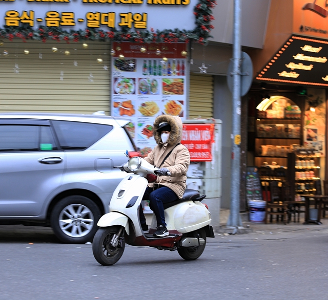 Hà Nội lạnh 10 độ C: Người dân trùm áo ấm kín mít, du khách nước ngoài cũng phải xuýt xoa- Ảnh 15.