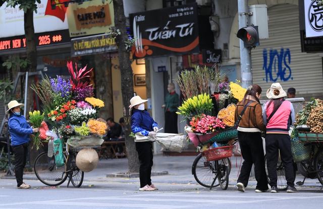 Hà Nội lạnh 10 độ C: Người dân trùm áo ấm kín mít, du khách nước ngoài cũng phải xuýt xoa- Ảnh 13.