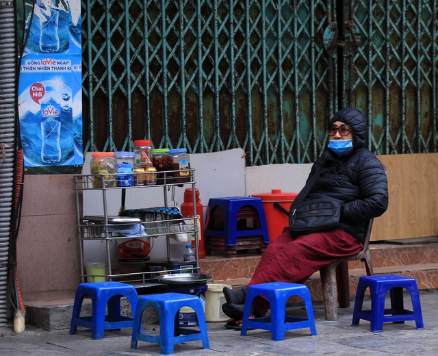 Hà Nội lạnh 10 độ C: Người dân trùm áo ấm kín mít, du khách nước ngoài cũng phải xuýt xoa- Ảnh 14.