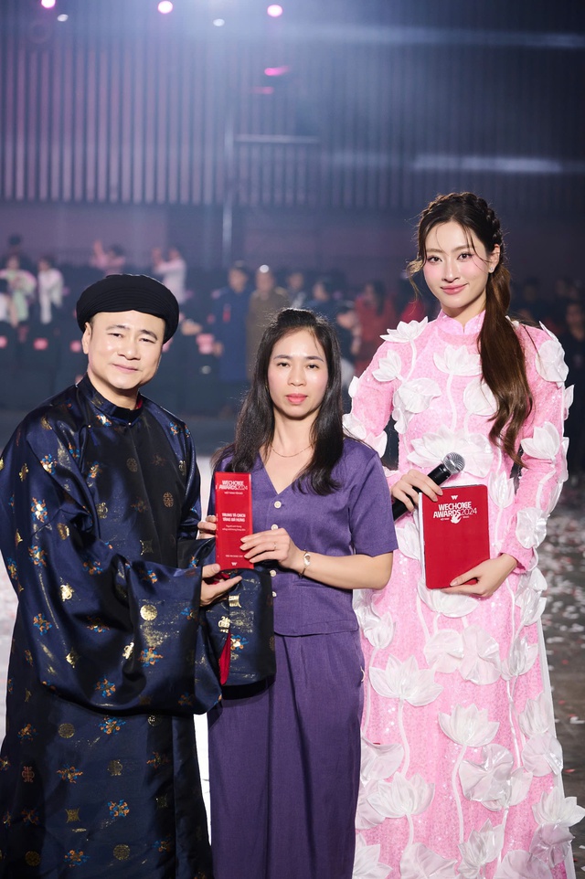 NSND Tự Long gặp gỡ, trao kỷ niệm chương đặc biệt nhất của WeChoice Awards cho gia đình liệt sĩ Tăng Bá Hưng- Ảnh 2.