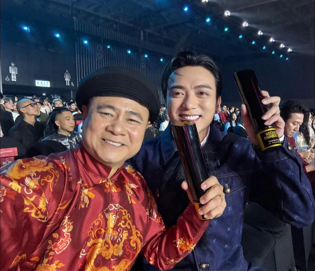 NSND Tự Long đích thị là “chiến thần ngoại giao” của Vbiz: 1 hành động ghi điểm tại WeChoice Awards 2024- Ảnh 3.