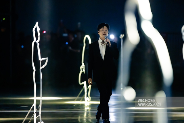 Phạm Anh Duy mở màn Gala WeChoice Awards 2024, lời ca lẫn giọng hát đẹp tuyệt khiến cả khán phòng xúc động!- Ảnh 1.