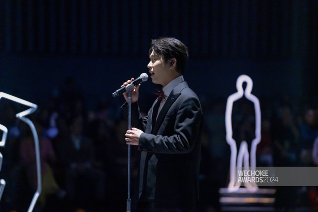 Phạm Anh Duy mở màn Gala WeChoice Awards 2024, lời ca lẫn giọng hát đẹp tuyệt khiến cả khán phòng xúc động!- Ảnh 2.