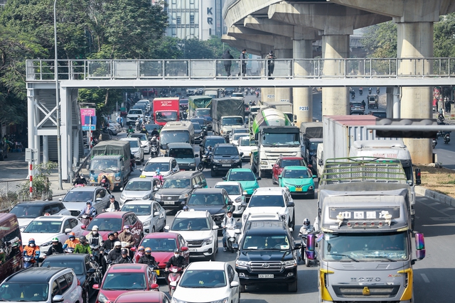 Hà Nội ngày cận Tết: Chờ 4 nhịp đèn chưa thoát khỏi ùn tắc, giờ nào cũng là... giờ cao điểm- Ảnh 9.