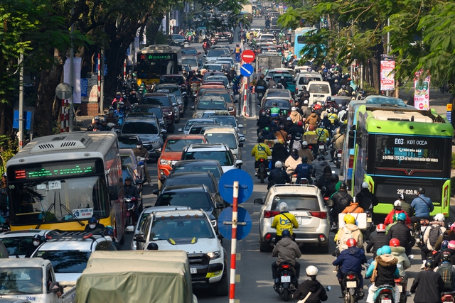 Hà Nội ngày cận Tết: Chờ 4 nhịp đèn chưa thoát khỏi ùn tắc, giờ nào cũng là... giờ cao điểm- Ảnh 11.