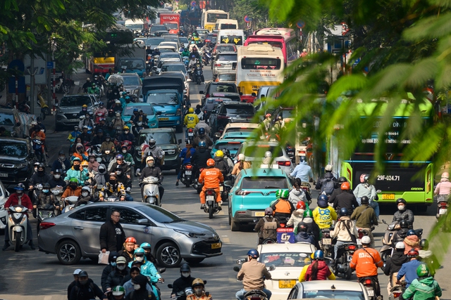 Hà Nội ngày cận Tết: Chờ 4 nhịp đèn chưa thoát khỏi ùn tắc, giờ nào cũng là... giờ cao điểm- Ảnh 13.