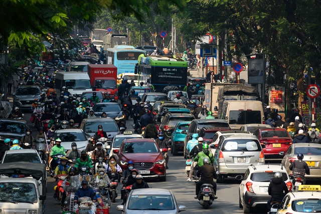 Hà Nội ngày cận Tết: Chờ 4 nhịp đèn chưa thoát khỏi ùn tắc, giờ nào cũng là... giờ cao điểm- Ảnh 14.