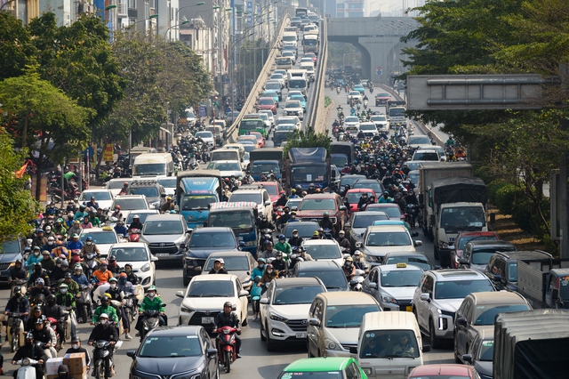 Hà Nội ngày cận Tết: Chờ 4 nhịp đèn chưa thoát khỏi ùn tắc, giờ nào cũng là... giờ cao điểm- Ảnh 16.