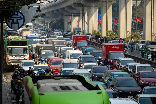 Hà Nội ngày cận Tết: Chờ 4 nhịp đèn chưa thoát khỏi ùn tắc, giờ nào cũng là... giờ cao điểm- Ảnh 17.